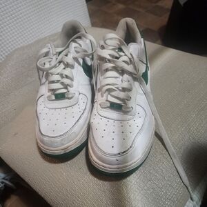Nike White and Green Low-Top Sneakers Size 7 Youth Women Needs Cleaning